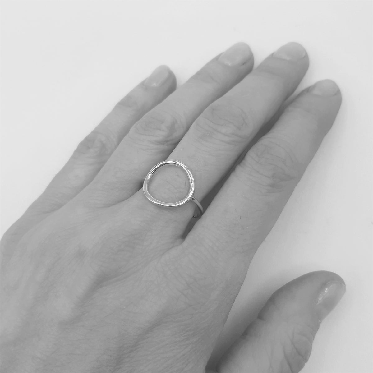 Anello cerchio oro bianco – Gioielleria Mariatti Torino