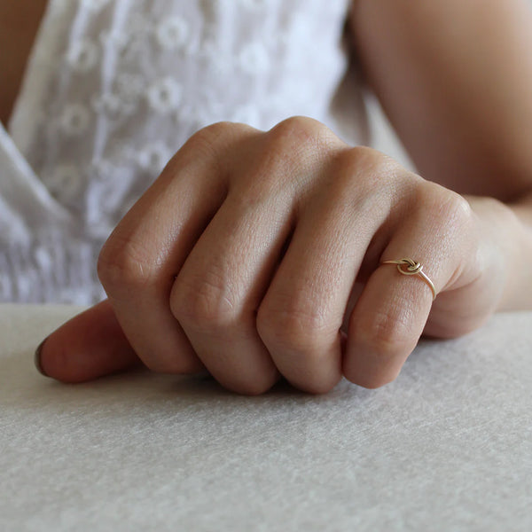 Rubinia - Anello Nodino in oro giallo - Gioielleria Mariatti Torino